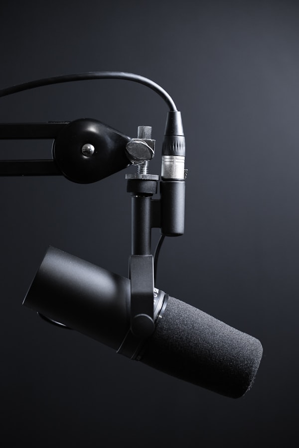 Un setup di registrazione podcast professionale con microfoni e cuffie
